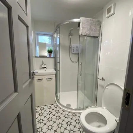 Location Location - Gorgeous 3 Bed In דירה