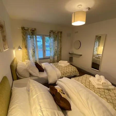 Location Location - Gorgeous 3 Bed In 아파트 *