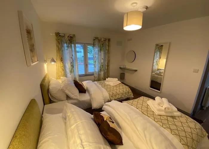 Location Location - Gorgeous 3 Bed In Apartment *