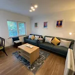 Apartman Location Location - Gorgeous 3 Bed In *